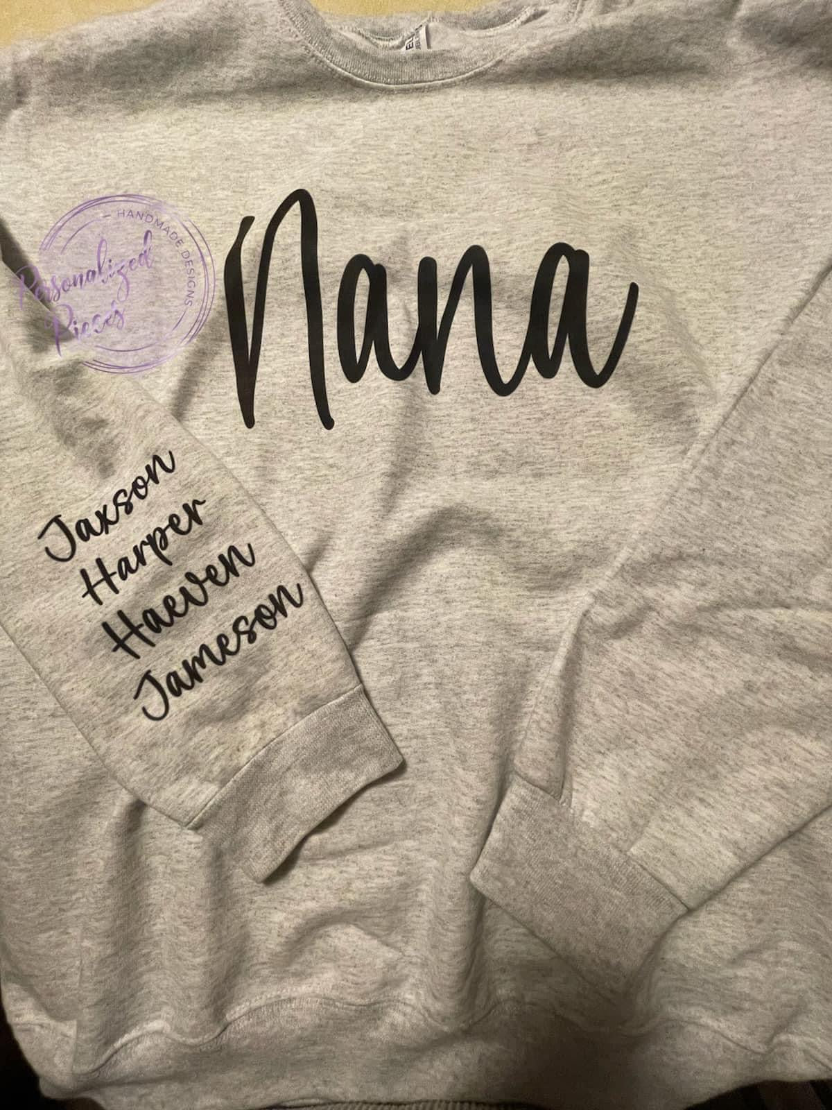 Sweatshirt with discount name on sleeve